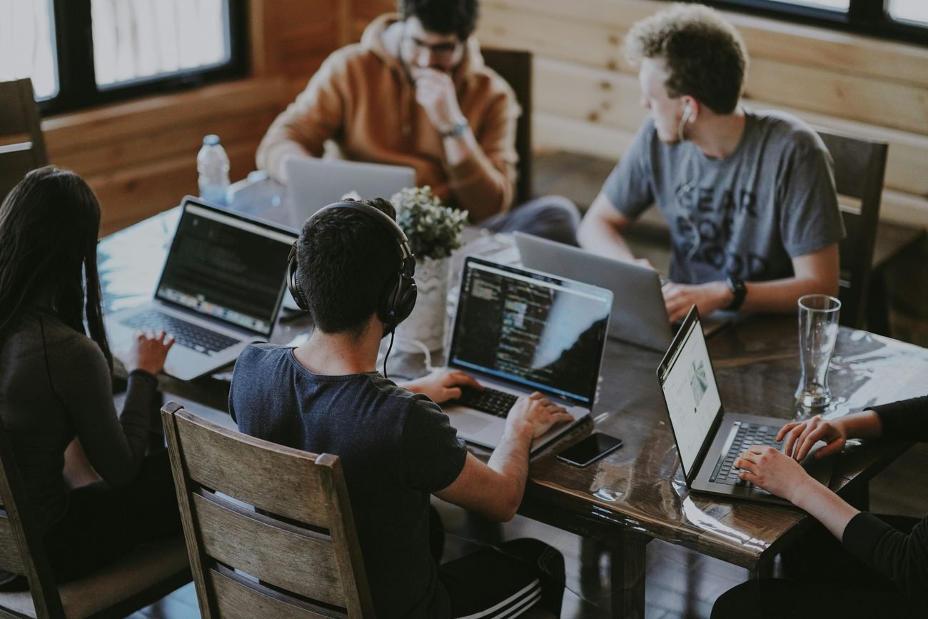 Equipo de especialistas trabajando con sus portátiles en una mesa