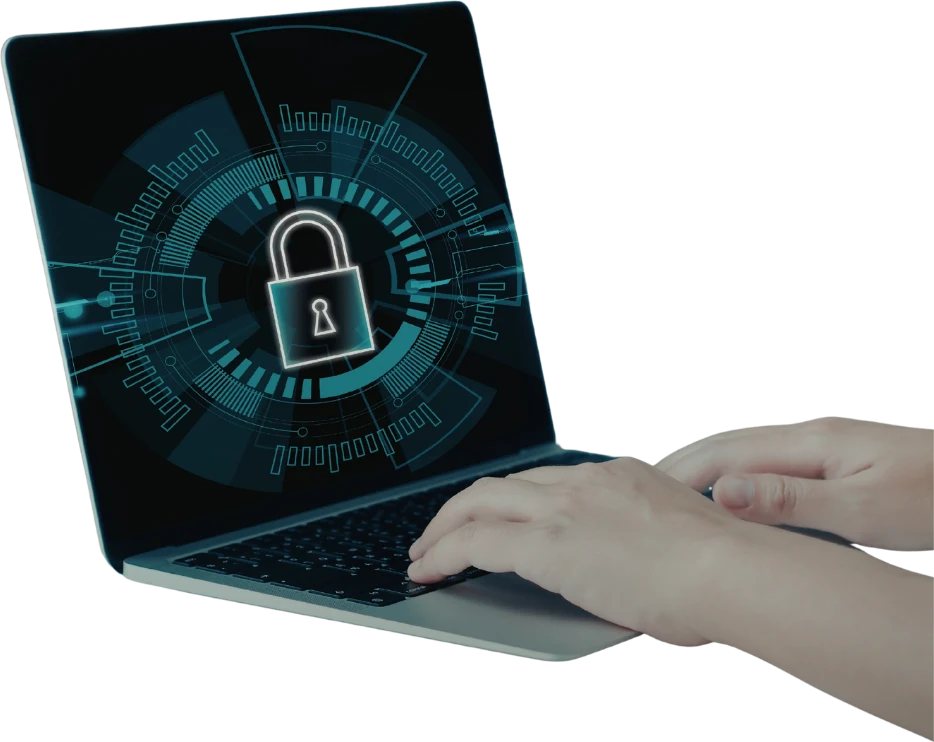 Manos escribiendo en una laptop cuya pantalla muestra un candado de seguridad