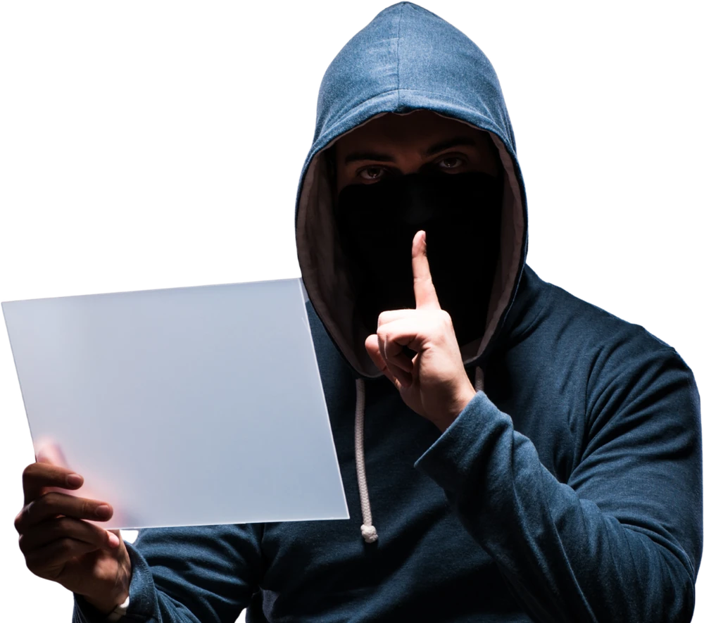 Persona encapuchada pidiendo silencio con un panel de vidrio en la mano