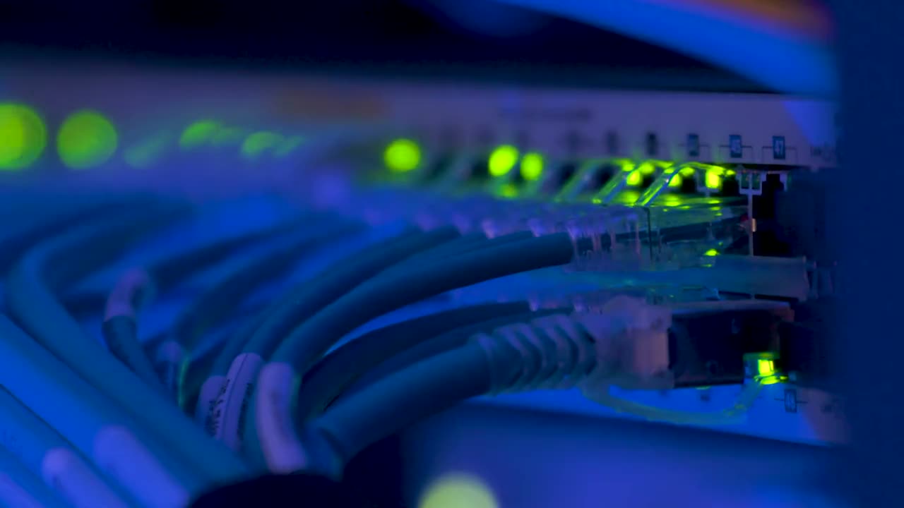 Equipos de red con cables y luces indicadoras encendidas